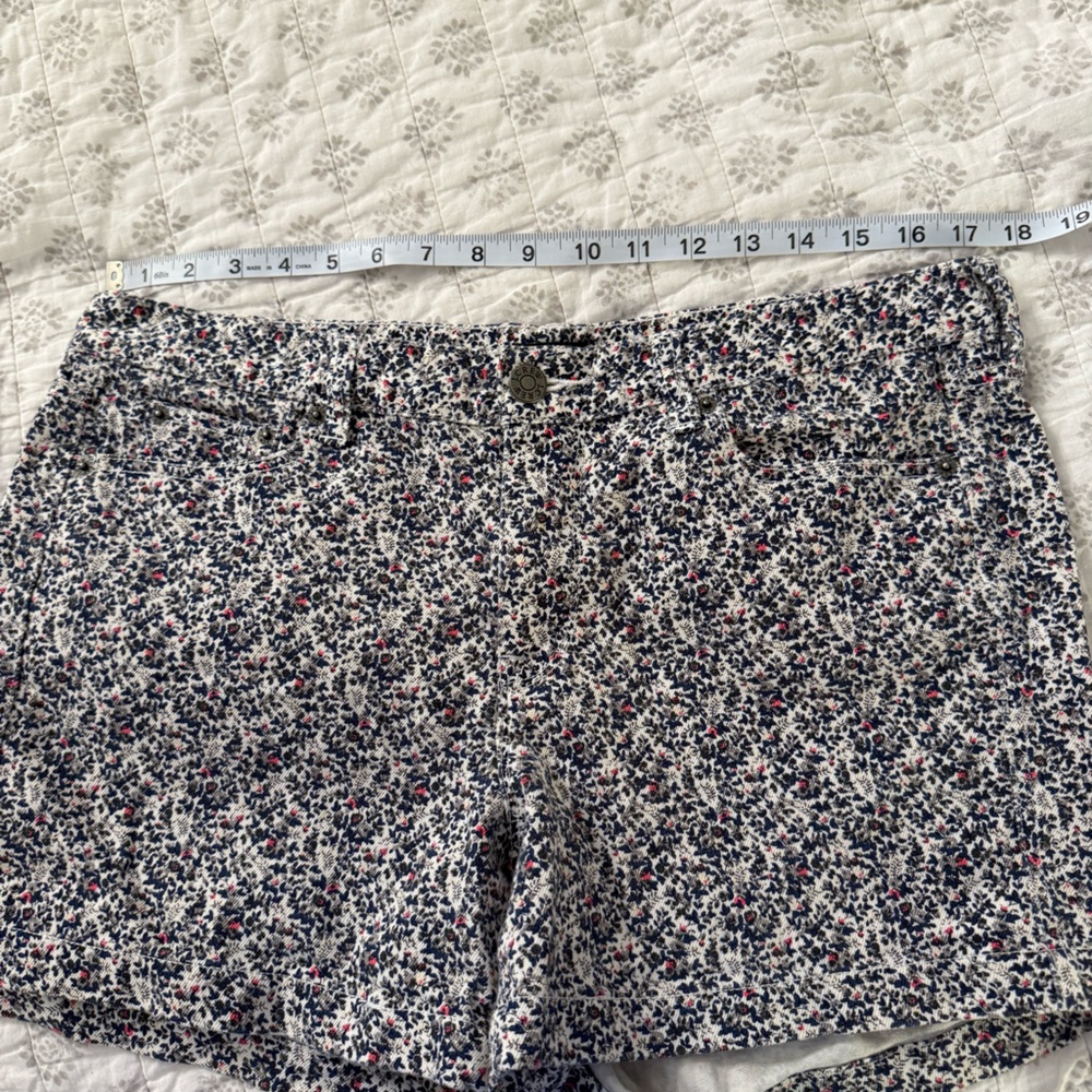 Women’s J Crew floral denim shorts - Picture 4 of 6